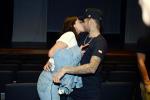 Ngôi sao Neymar công khai hôn bạn gái trong rạp hát