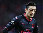 Wenger đôi co với học trò cũ nhằm bảo vệ Ozil