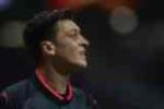 Mesut Ozil đang là vấn đề lớn với Arsenal