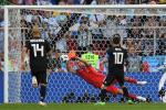 Aguero bảo vệ Messi sau pha sút trượt pen thảm họa