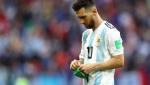 Messi lầm lũi tháo băng đội trưởng sau khi Argentina thua Pháp