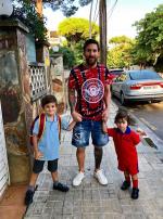 Ngôi sao Messi đưa hai con trai đến trường khai giảng