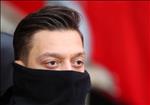 Tiếp tục bị HLV Emery bỏ rơi, Mesut Ozil phản ứng thế nào?