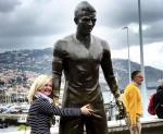Tượng Ronaldo ở quê nhà bị fan nữ thi nhau sàm sỡ