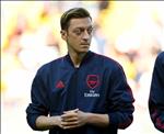 Tiếp tục bị HLV Emery loại bỏ, Mesut Ozil phản ứng khó hiểu