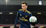 Ozil tỏa sáng ngày trở lại, Carragher đặt dấu hỏi với Emery