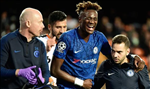 Tammy Abraham trấn an NHM sau khi rời sân trong nước mắt