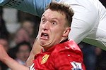 Pogba trở lại tập luyện, nhưng fan ngỡ ngàng hơn với “danh hài” Phil Jones