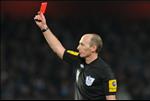 “Vua thẻ” Mike Dean khiến fan thích thú với màn ăn mừng cuồng nhiệt