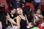 Chùm ảnh: Fan nữ xinh đẹp bao vây xin chụp ảnh cùng thầy Park trong trận Viettel vs Quảng Nam
