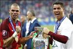 Có bạn để làm gì? Ronaldo bán nhà cho chiến hữu giá rẻ như cho