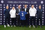 Chelsea ăn no gạch đá vì… tự chế nhạo chính mình