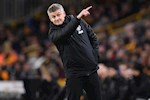 Solskjaer cậy giàu, chê bai cơ sở vật chất nhà người ta