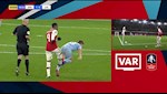 Bỏ bóng đá người, sao Arsenal vẫn bình an vô sự… chấp cả VAR