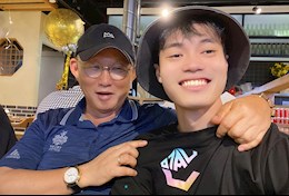 Văn Toàn chụp ảnh selfie với HLV Park Hang Seo sau chiến thắng của HAGL