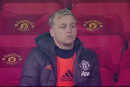 Hình ảnh đáng buồn nhất trận MU vs Chelsea: Van de Beek ngồi lặng im trên ghế dự bị