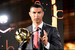 VIDEO: Khoảnh khắc Ronaldo bước lên nhận giải Cầu thủ xuất sắc thế kỷ