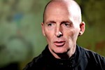 Mike Dean: Nhà máy chế biến gà, màn "ăn mừng" cho Spurs và trận cầm còi thứ 500 ở Premier League