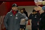 CĐV Liverpool đòi yêu thương mùa dịch, Klopp chửi thẳng