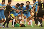 Sốc với cảnh cầu thủ Indonesia giẫm đạp trọng tài tới bất tỉnh