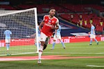 Đưa Pháo thủ vào chung kết, Aubameyang bơi trong biển tiền