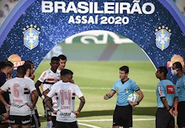 Hoãn trận đấu có 10 cầu thủ dương tính với Covid-19