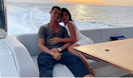 Ronaldo nhắm mắt "khóa môi" bạn gái ở Tây Ban Nha