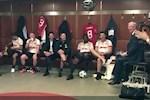 VIDEO: Khoảnh khắc xúc động khi Sir Alex trở lại phòng thay đồ Manchester United