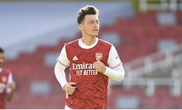 Không có tên trong danh sách thi đấu trước Fulham, Mesut Ozil vẫn phải nhận thẻ vàng?