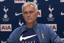 VIDEO: Jose Mourinho giúp một PV thực hiện ước nguyện của người cha quá cố