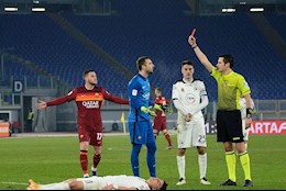 KHÓ TIN: Chưa đầy 1 phút nhận 2 thẻ đỏ, AS Roma lú lẫn thay quá số người cho phép