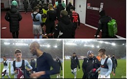 Hài Hước: Cầu thủ Aston Villa đổi áo với Fabinho rồi đòi lại