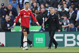 Thua Leicester, Solskjaer chấn chỉnh Ronaldo ngay trên sân