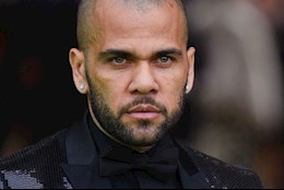 Trở lại Barca, Dani Alves nhận lương không đủ... ăn phở