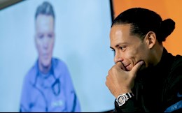 Biểu cảm của Van Dijk khi nghe tin thầy chấn thương