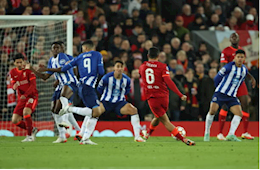 Michael Owen và Peter Crouch ngả mũ trước bàn thắng của Thiago Alcantara