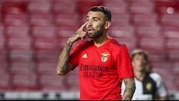 Nicolas Otamendi bị 4 tên cướp siết cổ