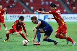 Cầu thủ đánh cùi trỏ Quang Hải nhận giải thưởng từ AFF sau trận gặp ĐT Việt Nam