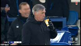 Hạ gục Mourinho, HLV Ancelotti vẫn thản nhiên uống cà phê