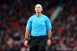 Tiết lộ động trời của trọng tài Mike Dean về những trò vui khi còn cầm còi
