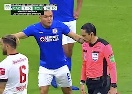 Trọng tài .. cứu thua khó tin, cộng đồng mạng dậy sóng