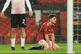 Không kém Maguire, Daniel James cũng sút ra ngoài trước gôn trống