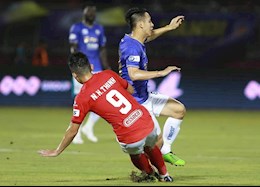 KINH HOÀNG: Hùng Dũng gãy gập cổ chân sau pha vào bóng của Hoàng Thịnh