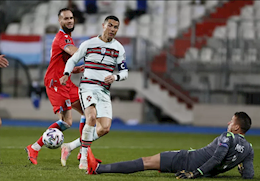 Cristiano Ronaldo rút ngắn khoảng cách với Ali Daei