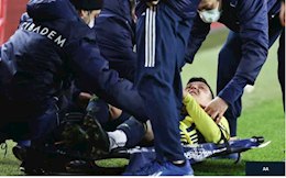 Mesut Ozil đẫm nước mắt, rời sân bằng cáng