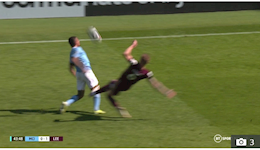 Rợn người với pha vào bóng triệt hạ của cầu thủ Leeds với Gabriel Jesus