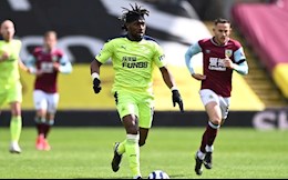 Sao Newcastle phô diễn kỹ thuật siêu hạng, đến nhân viên quay phim cũng bị lừa