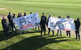 CĐV làm loạn sân tập của MU, HLV Solskjaer phải ra mặt trấn an