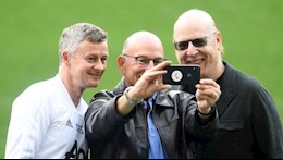 HLV Solskjaer vẫn một lòng ủng hộ nhà Glazers