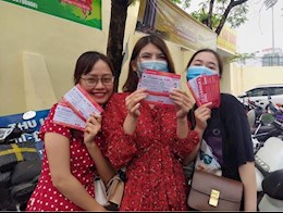 Bất chấp mưa lớn, CĐV đợi nhiều giờ đồng hồ để mua vé xem Thanh Hóa đấu HAGL